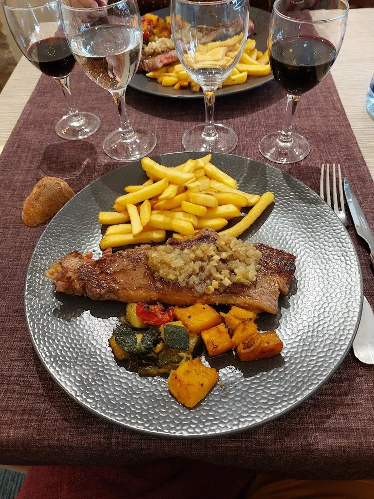 Piece de Bœuf Avec Frites Fraîches Maison Et Petits Légumes